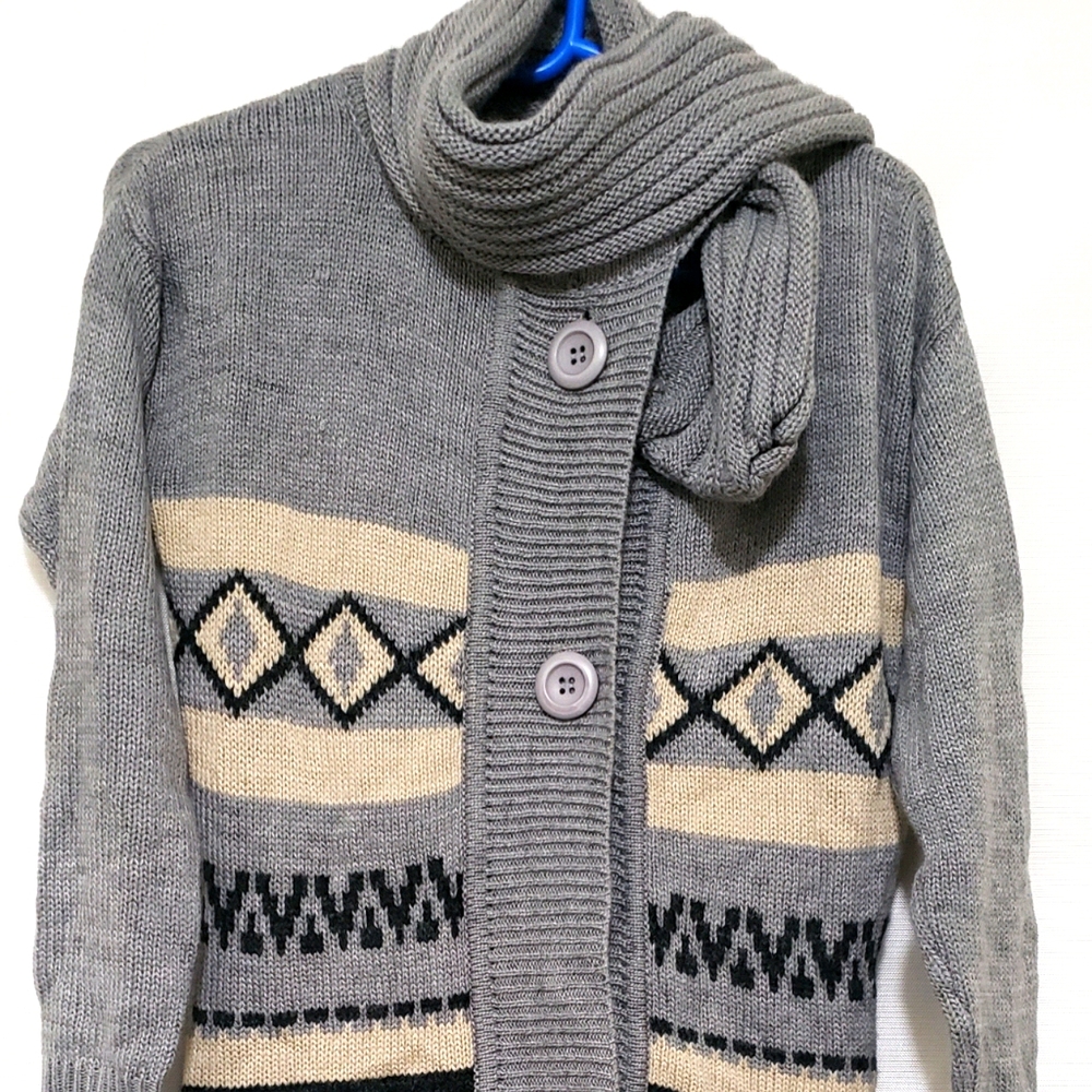 Lovely gray throw sweater with scarf